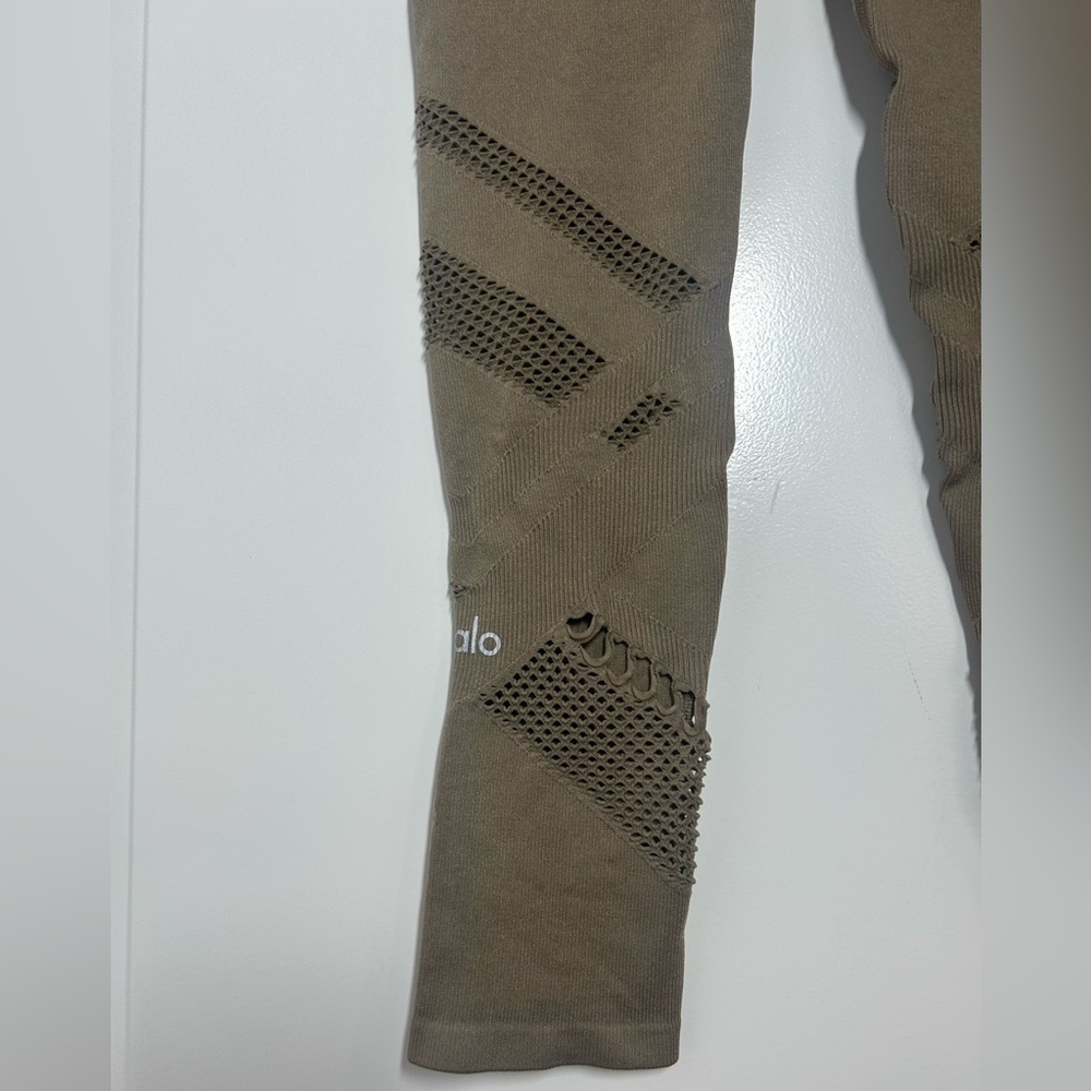Alo Yoga Seamless Radiance Brown Mesh Tan Leggings size XS athleisure workout - Picture 11 of 13